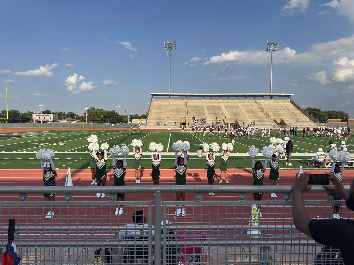Our first game day 💚💛 <a href="/AliefCheers/">Alief Cheers</a> <a href="/AlbrightMS/">Albright Middle Performing and Visual Arts Academy</a>