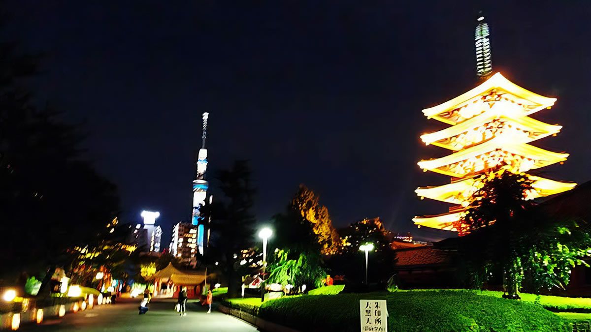 10/4(土)-11(土) 東京・台東区の浅草神社でライトアップイベント「浅草燈籠祭」開催。境内と周辺の通りに灯籠が並び、やわらかな灯りが夜を彩ります→event-checker.info/asakusa-tourou…