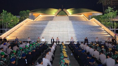 𝗖𝗨𝗞𝗨𝗣 𝗦𝗨𝗗𝗔𝗛…

Atas nama pembayar pajak yang membiayai Polisi dan Tentara, saya tidak ikhlas melihat prajurit TNI dan Anggota Polisi duduk ngampar, bersimpuh di depan Dasco dan Raffi Ahmad.

Prajurit TNI dan Polri telah berpeluh menempuh risiko menjaga keamanan. Raffi