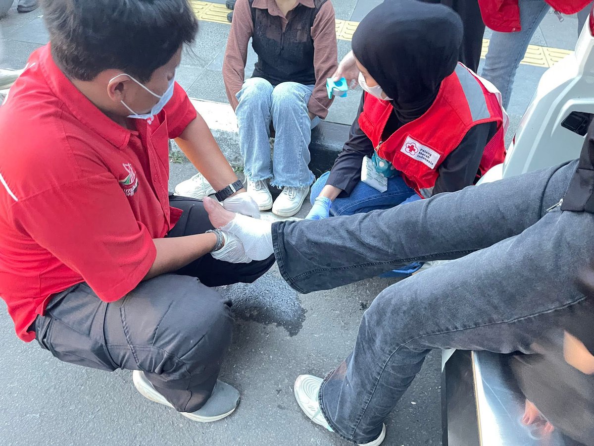 IG : herryftanjung 🌐 (@herryftanjung) on Twitter photo PMI Kota Sukabumi melakukan kesiapsiagaan medis berupa layanan pertolongan pertama dan ambulans dalam aksi unjuk rasa mahasiswa di depan Gedung DPRD Kota Sukabumi. Senin, (1/9). Cc <a href="/RadioElshinta/">Radio Elshinta</a> <a href="/SonoraFM92/">Radio Sonora Jakarta</a> PMI Kota Sukabumi melakukan kesiapsiagaan medis berupa layanan pertolongan pertama dan ambulans dalam aksi unjuk rasa mahasiswa di depan Gedung DPRD Kota Sukabumi. Senin, (1/9). Cc <a href="/RadioElshinta/">Radio Elshinta</a> <a href="/SonoraFM92/">Radio Sonora Jakarta</a>