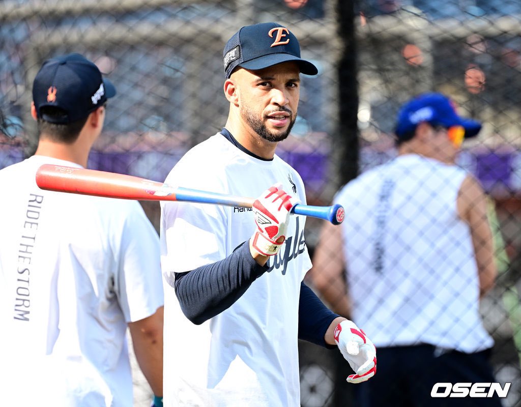 [사진]컨디션 끌어올리는 한화 외국인타자 루이스 리베라토 (출처 : 네이버 스포츠) naver.me/GlGRpu0r