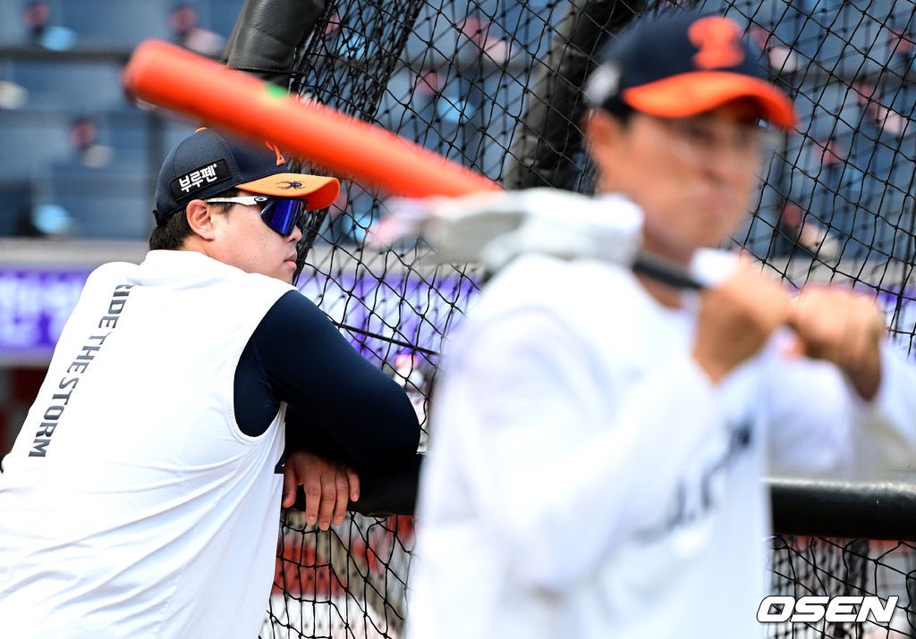 [사진]류현진, '배팅 케이지에서 타자들 훈련 함께하며' (출처 : 네이버 스포츠) naver.me/xt4NwE63