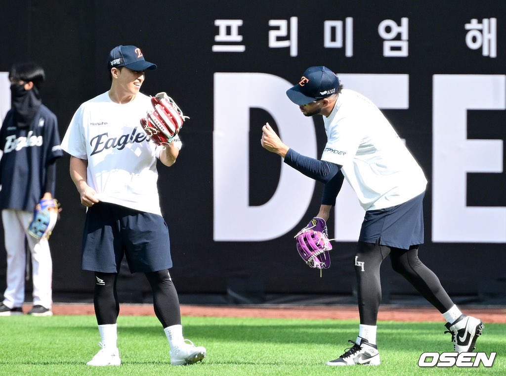 [사진]손아섭과 수비 훈련 나선 리베라토 (출처 : 네이버 스포츠) naver.me/5ZS1dDZ4