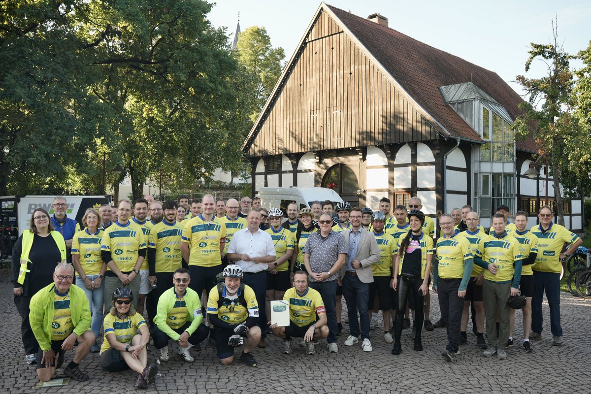 🚴‍♀️🌱 Tag 3 der EnergiewendeerFAHREN-Radtour: Von Lemgo nach Hannover mit Stopps in Kalletal, bei Ahrens Solar, in Stadthagen und bei Brugg Pipes. Abends Empfang beim LEE Niedersachsen in Hannover.

Das Video von der Etappe jetzt auf YouTube! youtube.com/watch?v=FLvp9V…
