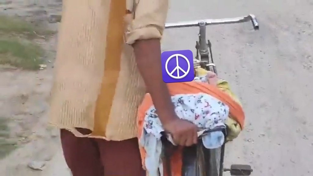 ShivRaj Yadav (@shivaydv_) on Twitter photo इसे प्यार कहूं या हवस कहूं! यूपी के महाराजगंज में काली मंदिर के पीछे एक नवजात बच्चा रो रहा था!
सब्जी मंडी से लौट रहे हरिश्चंद्र ने बच्चा उठा लिया अब बहुत लोग बच्चे को गोद लेना चाहते हैं बदले में 1लाख रुपए देने की बोल रहे हैं!
बेटियों को शादीशुदा कपल भी फेंक देते हैं लेकिन बेटों इसे प्यार कहूं या हवस कहूं! यूपी के महाराजगंज में काली मंदिर के पीछे एक नवजात बच्चा रो रहा था!
सब्जी मंडी से लौट रहे हरिश्चंद्र ने बच्चा उठा लिया अब बहुत लोग बच्चे को गोद लेना चाहते हैं बदले में 1लाख रुपए देने की बोल रहे हैं!
बेटियों को शादीशुदा कपल भी फेंक देते हैं लेकिन बेटों