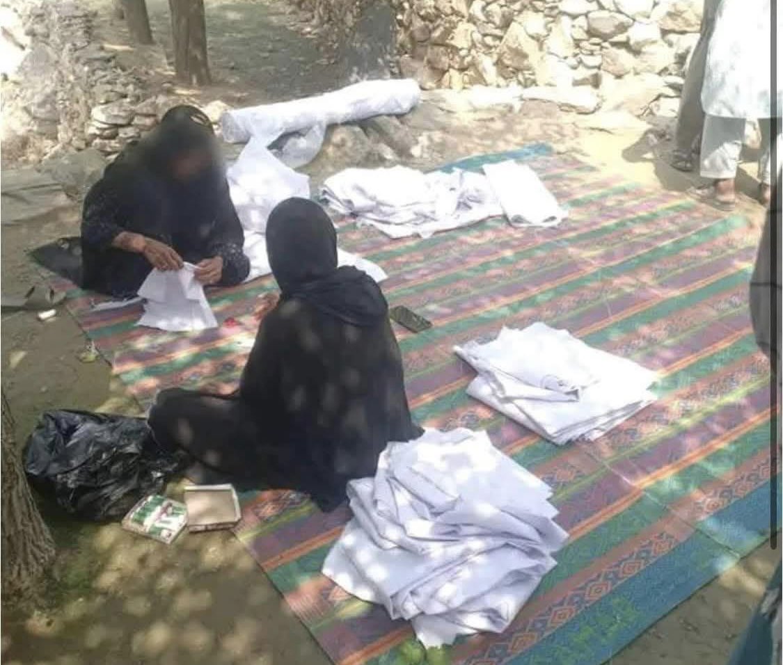 شاید یکی از دشوارترین و دردآورترین صحنه برای یک مادر، همین صحنه‌ باشد که در تصویر می‌بینید. مادرانی‌که به‌جای دوختنِ لباسِ زندگی برای فرزندان خود، برای‌شان لباس مرگ(کفن) می‌دوزند. این‌که می‌گویند گاهی کلمات و واژه‌ها در بیانِ برخی رخدادها، دردها و ایستارها فرودست می‌شوند،