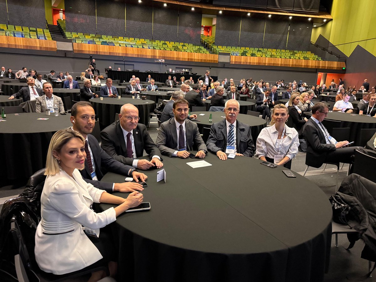 ATOkurumsal's tweet photo. 🇹🇷🇹🇷 Ankara Ticaret Odası’nın yapay zeka destekli “ATONET Akıllı Asistan” projesi, 🌏 Avustralya’nın Melbourne kentinde düzenlenen 2025 Dünya Odalar Yarışması’nda Birleşik Krallık, Sırbistan ve İran’ın projelerine karşı finalde yarıştı.

🏆“En İyi Oda Sistemi İnovasyon Projesi” kategorisinde Türkiye’yi temsil eden ATO’nun final sunumu, 8 No’lu Bilişim Teknolojileri Meslek Komitesi Başkanı Gökhan Ertek tarafından gerçekleştirildi.

 ATO Yönetim Kurulu Başkanı @GurselBaran, Yönetim Kurulu Başkan Yardımcısı Temel Aktay ve Yönetim Kurulu Üyesi Adem Ali Yılmaz ile proje geliştirme ekibinde yer alan ATO personelinin salondan takip ettiği sunum,⭐büyük beğeni topladı.

✨Yarışmanın sonuçları, 4 Eylül Perşembe günü düzenlenecek Kongre Gala Gecesi’nde açıklanacak.

#14WCC #ATONET #AnkaraTicaretOdası #ATO #AnkaraChamberOfCommerce

@iccwbo @temelaktay @ademaliyilmaz @gokhanertek