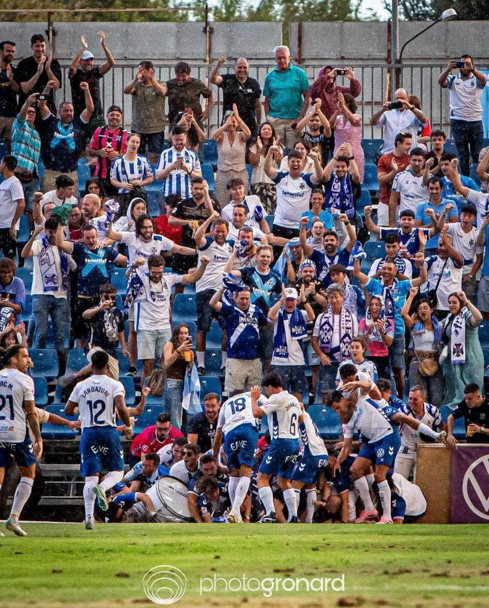 🎨 Óleo sobre lienzo: las caras de felicidad de esta imagen demuestran que da igual la categoría; que el tinerfeñismo y el <a href="/CDTOficial/">CD Tenerife 🏴󠁧󠁢󠁳󠁣󠁴󠁿</a> se llevan en vena

📸 <a href="/photogronard/">Óscar Gronard</a>