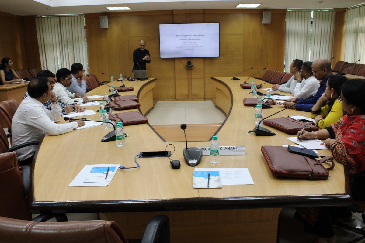 On August 28, Dr.Mukesh K.Anand facilitated the first session of Day 4 in the training program for Chhattisgarh officials. The session focused on “OPS/NPS and Fiscal Management at State Level,” aiming to strengthen state-level fiscal management practices. #NIPFP #FiscalManagement
