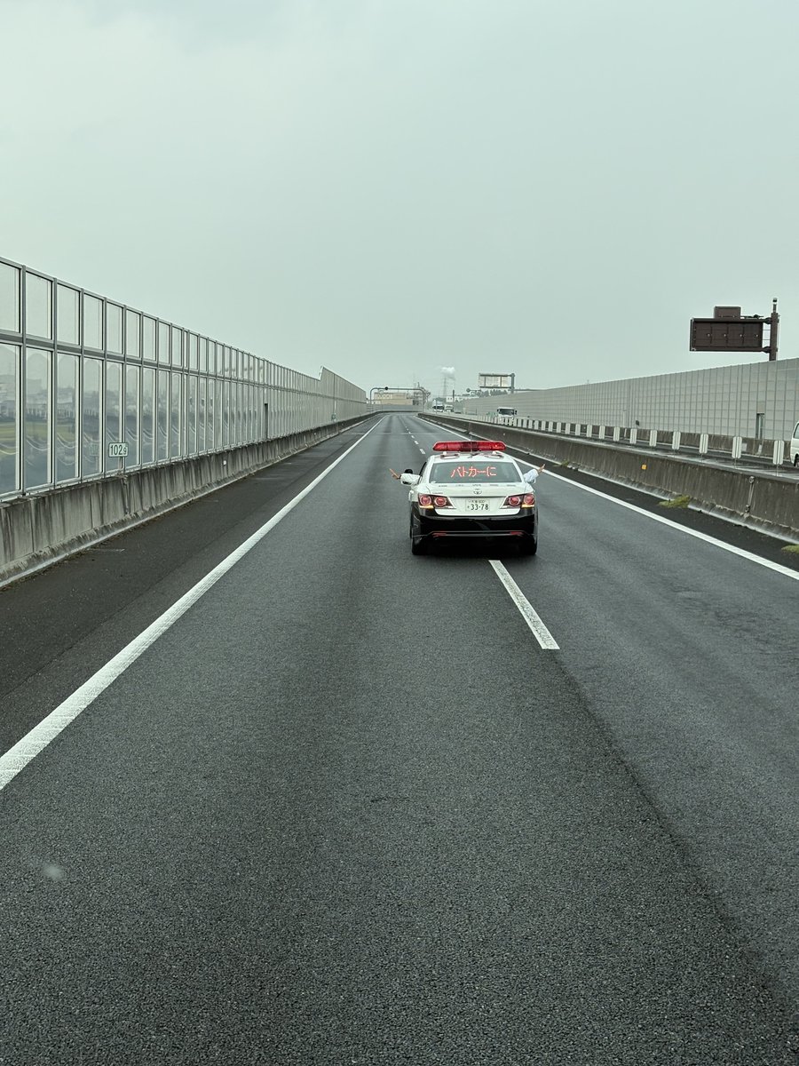 圏央道パトカーが停めてます
渋滞してます