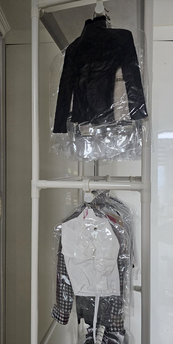 구관 옷정리 강추탬!!!!
바로 유아 행거!!!!
유아용 옷 전용으로 나온 행거인데 구관 사이즈에 딱입니다!!! 맨 위는 76사이즈, 두번째 칸은 65~70사이즈
아래 바퀴도 달렸고 가격도 3만원 초반대!!
선반 있는 버전도 있어여!!