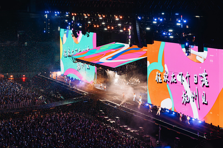 PerformingChina's tweet photo. At just 25, pop idol Wang Yuan has become the youngest solo singer to headline Beijing’s Bird’s Nest! Nearly 120,000 fans joined his two sold-out shows on Friday and Saturday, featuring a movable stage, carnival floats, and surprise giveaways. He also debuted Twelve Letters, a heartfelt song celebrating his 12 years of music and dreams.

#MagicMelodies #WangYuan

https://t.co/R6st3sNLWf