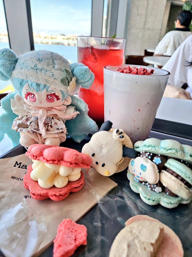 물회도 먹고 카페 와서 작업두 하구~