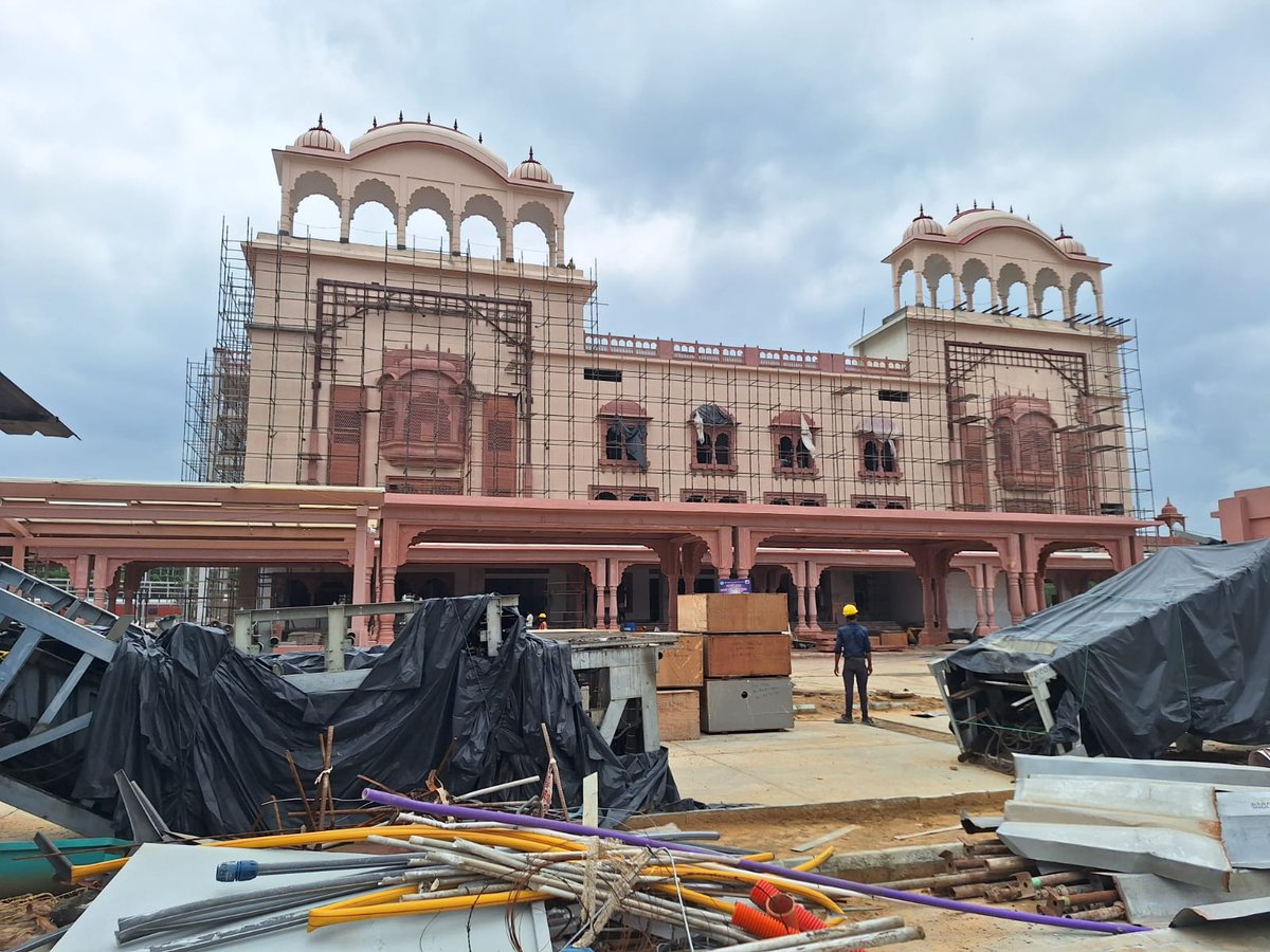 Siege4570's tweet image. Jaipur Railway Station is getting a world-class makeover under Amrit Bharat Station Scheme 🚆✨

₹717 cr project | Capacity: 1.75 lakh passengers daily | North Western Railway executing in phases.

(1/n)
#StationRedevelopment #AmritStations
