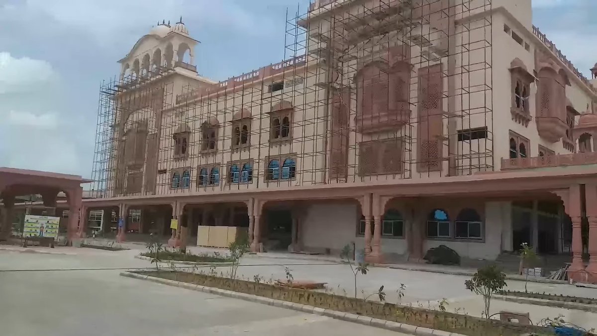 Siege4570's tweet image. Jaipur Railway Station is getting a world-class makeover under Amrit Bharat Station Scheme 🚆✨

₹717 cr project | Capacity: 1.75 lakh passengers daily | North Western Railway executing in phases.

(1/n)
#StationRedevelopment #AmritStations