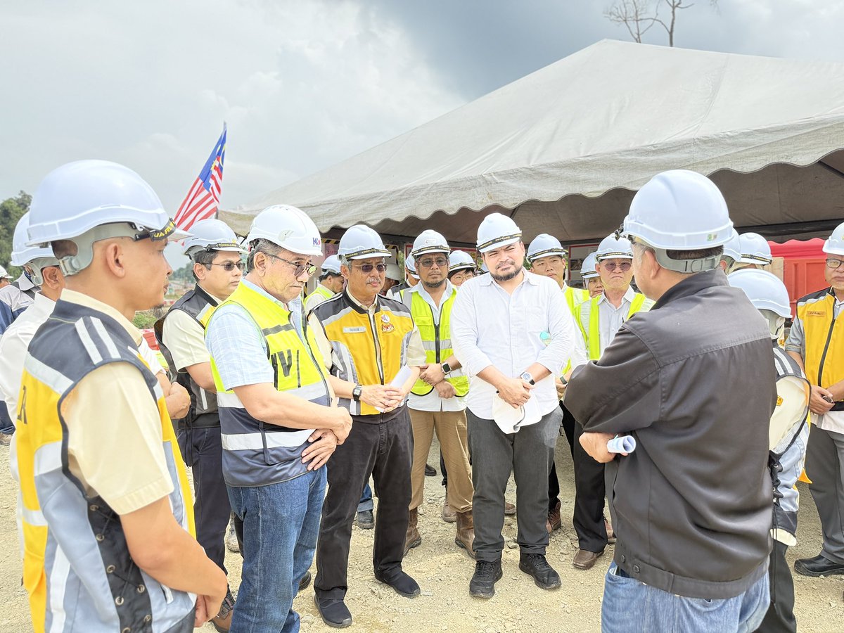 KUANTAN,01.09.2025-Turun padang bersama Datuk Wira KPKR.Projek naik taraf Jln FT003  Jabor-Jerangau ke Sg. Ular amat penting sebagai nadi ke Pelabuhan Kuantan.

Kontraktor &amp; perunding digesa tingkatkan prestasi.Projek ini diminta siap ikut jadual - demi rakyat &amp; kemajuan negara.