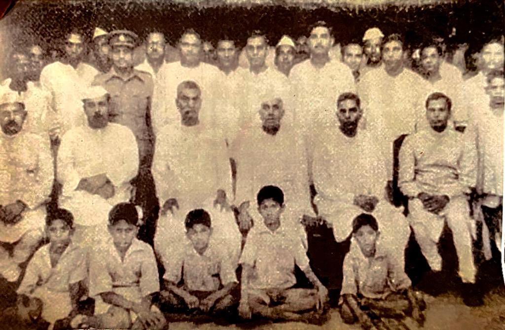 sammridh's tweet image. 📸 पुरानी यादों में एक खास पल! इस ऐतिहासिक फोटो में भारत के पहले राष्ट्रपति, डॉ. राजेंद्र प्रसाद, और भारत के एडीसी राष्ट्रपति, ब्रिगेडियर भवानी सिंह, नजर आ रहे हैं। इसे और भी खास बनाता है कि इसमें मेरे परिवार के सदस्य, जो दीवानजी का शिकारपुर से हैं, शामिल हैं। राष्ट्रीय इतिहास और…