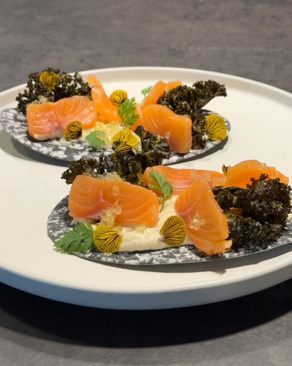 Sobre una tosta de carbón vegetal, la untuosidad de la tarama blanca extra se encuentra con el corazón de filete de salmón ahumado. Como base nuestra regañá the dark.
Una creación de Food y Vino que es puro arte en la mesa.
