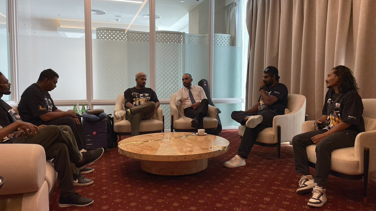 Minister Ibrahim Waheed (Asward) met with the 2ofUs band ahead of their departure to the United Kingdom, where they will represent the Maldives at the Britain’s Got Talent auditions.
