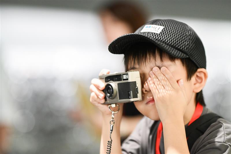 ＼ニコン社員の子どもたちを本社にご招待／

自作の名刺交換やフィルムカメラのシャッター体験などを通して社員と交流したり、社内を探検したりできるオフィス訪問イベントを開催しました💫

子どもたちの楽しげな声が溢れ、普段は凛々しい社員の表情がゆるむ場面も。