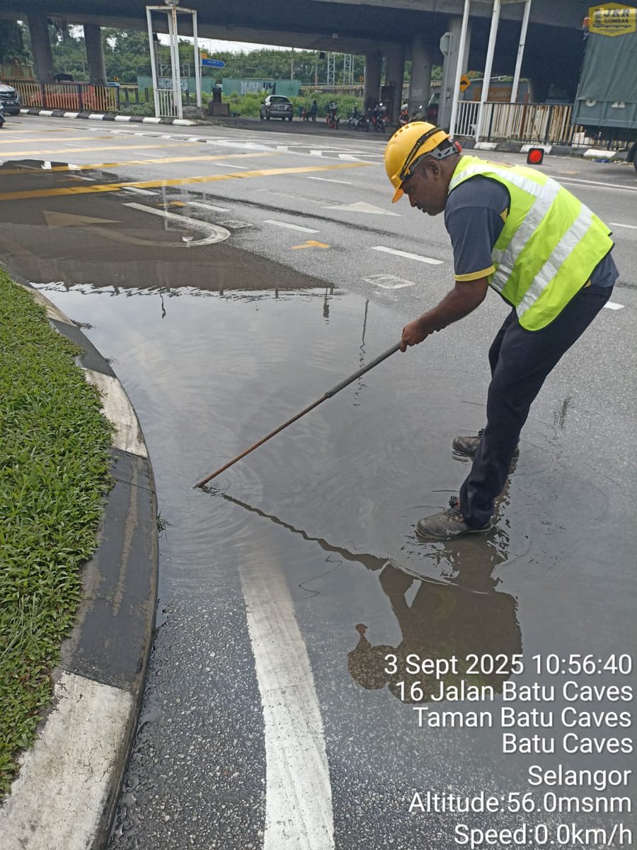 JKR Gombak (@jkrgombak) on Twitter photo 03 September 2025 | Kami ADA. Team Road Gang kami RONDA. Kerja-kerja pembersihan saluran air (scupper drain) di B22 Jalan Batu Caves Bypass dilaksanakan bertujuan untuk memastikan kelancaran sistem saliran.
<a href="/moworksmy/">Kementerian Kerja Raya Malaysia</a>
<a href="/IPJKR_Official/">JKR Malaysia Rasmi</a>
<a href="/JKRSelangor/">JKR Selangor</a>
<a href="/Irshukriishak/">Ir. Shukri Bin Ishak</a> 03 September 2025 | Kami ADA. Team Road Gang kami RONDA. Kerja-kerja pembersihan saluran air (scupper drain) di B22 Jalan Batu Caves Bypass dilaksanakan bertujuan untuk memastikan kelancaran sistem saliran.
<a href="/moworksmy/">Kementerian Kerja Raya Malaysia</a>
<a href="/IPJKR_Official/">JKR Malaysia Rasmi</a>
<a href="/JKRSelangor/">JKR Selangor</a>
<a href="/Irshukriishak/">Ir. Shukri Bin Ishak</a>