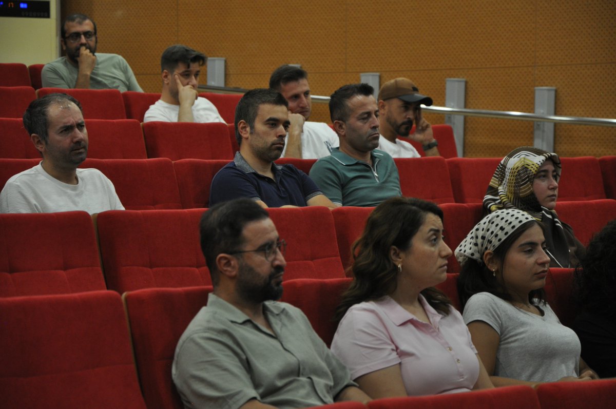 bartin_sgdb's tweet photo. Taşınır İş ve İşlemleri Konusunda Personele Yönelik Hizmet İçi Eğitim Düzenlendi.

Üniversitemizde Personel Daire Başkanlığı tarafından düzenlenen hizmet içi eğitim programı kapsamında, Strateji Geliştirme Daire Başkanı V. Çetin BOSTANCI tarafından, taşınır iş ve işlemlerinde görevli personele yönelik olarak taşınır malların kayıt, takip ve yönetim süreçlerine ilişkin mevzuat ve uygulama esaslarını içeren kapsamlı bir eğitim verildi. Eğitimin gerçekleştirilmesinde emeği geçen başta Rektörümüz Sayın Prof. Dr. Ahmet AKKAYA olmak üzere, Genel Sekreterimiz Mesut KASAP’a ve Personel Daire Başkanlığına teşekkür ederiz.
@profdraakkaya @gumuss @TDelialioglu @PDB_BARU