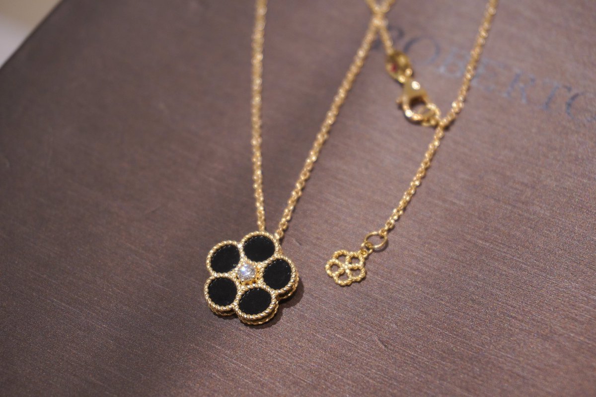 柔らかな花びらのデザインは、丸くて可愛らしいデイジーの輪郭から発想を得ました ヨーロッパでは「純潔」や「美」の花言葉を持つデイジーをシックなオニキスで表現しています  #robertocoin #ロベルトコイン #イタリアンジュエリー