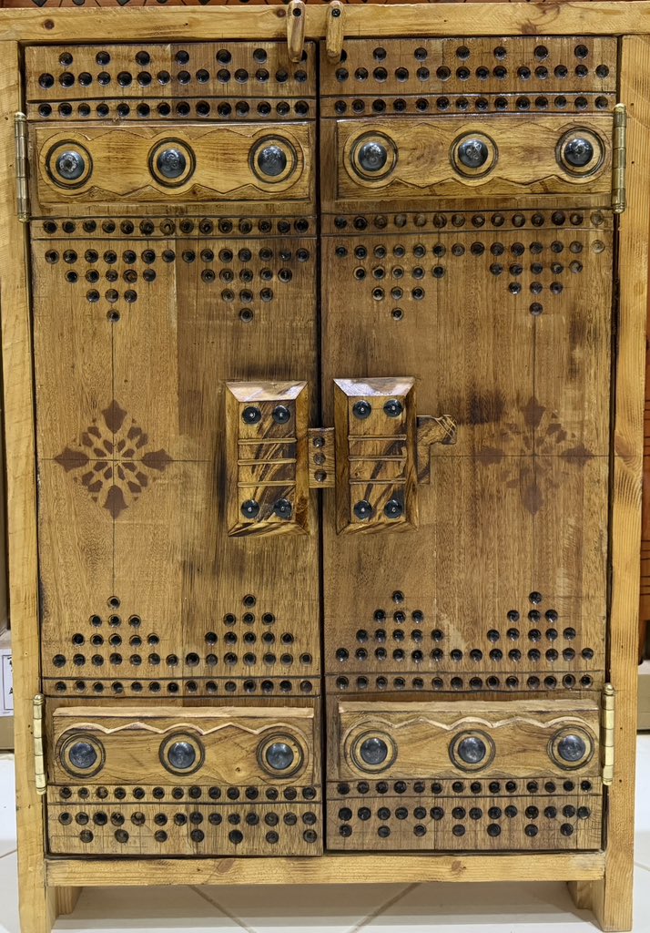 نجارة النوافذمن بين المهن الشعبية التي إنقرضت في وقتنا الحالي وأبدع أبناءالمملكة في صناعتهابحسب المنطقة التي تَعُودُإليهاوكان النجارين في تلك الفترة يعتمدون في عمل الأبواب و النوافذعلى جذوع النخل و خشب الأثل وهي الأكثرإستخداماً بتشذيبها على شكل الواح مستطيلة #لكم تحيتي ابن الحزم