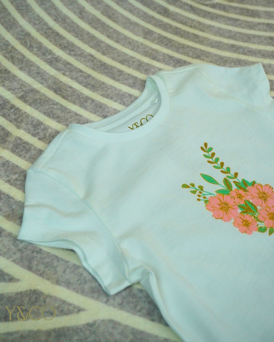yandco_official's tweet image. Drop Shoulder T-Shirt in Bright White brings effortless style with a playful flower vase glitter print.
Visit Now: yandco.ae/products/flowe…
#glitterprint #basictees #short sleeve #kidsfashion #yandco