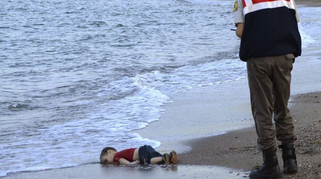 ferchu1001's tweet image. Hace 10 años el mundo se conmovía (por un rato)con la imagen del niño Sirio muerto en una playa de Turquía, intentando escapar de la guerra. Algo ha cambiado? no, las muertes por naufragios continúan y las guerras siguen masacrando niños e inocentes. Nunca aprendimos nada.#Aylan