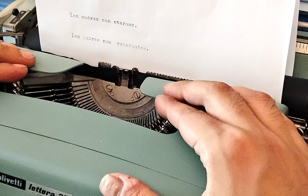 realborjamc's tweet image. &quot;Las madres son eternas&quot;
&quot;Los padres son referentes&quot;
Borja MC
Borja Moñino Castillo 
#maquinaescribir
#typewritter #olivettilettera32
#madre #mom #padre #dad
#frases #FrasesParaElAlma #phrases