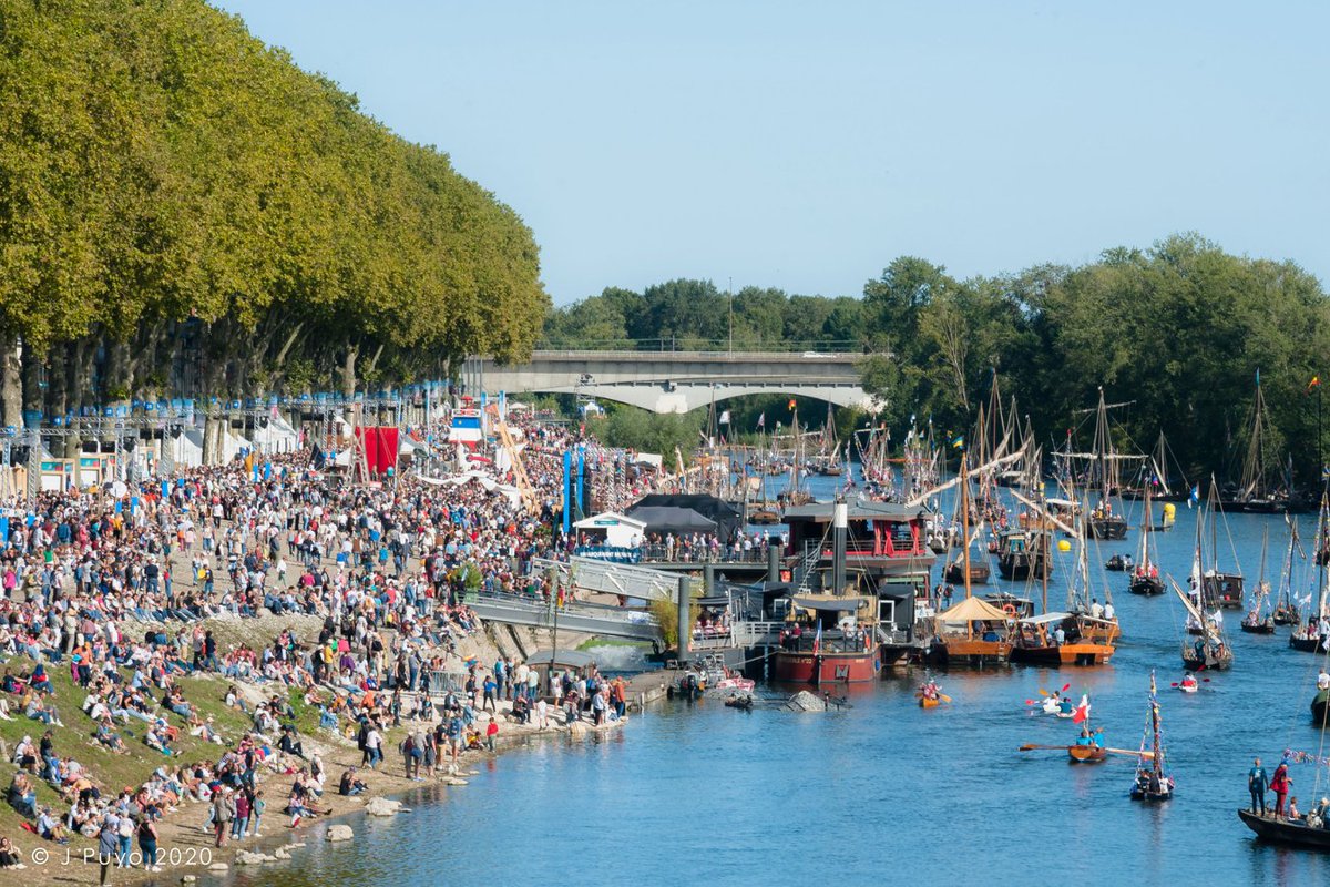 ExploreFranceJP's tweet photo. ⛵ロワール河祭り 2025⚓

200隻を超える伝統船と700人の船乗りが集い、オルレアンは19世紀の港町へタイムスリップ。
パリからわずか1時間、湖水地方からの船団も加わり、フランス、イタリア、スイスの文化が出会う特別な5日間です。

日中は水上パレードや職人の実演、川辺の屋外カフェで地元グルメとワインを味わい、夜は光と音楽のショー…豊かな秋の旅をお過ごしください✨

📅 2025年9月24〜28日
#ExploreFrance