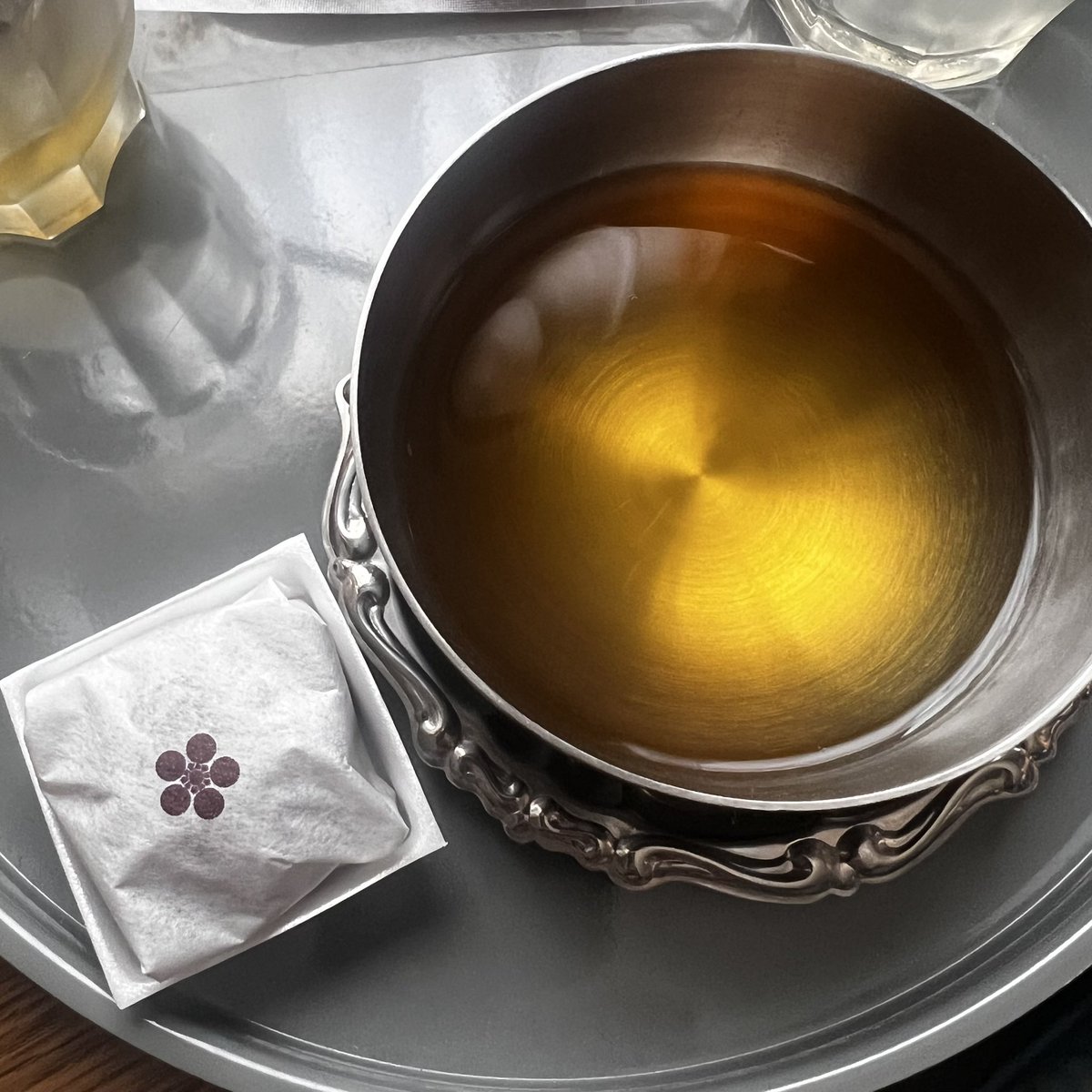 flowerwaltz's tweet photo. 淹れる前から綺麗な焙煎香とジューシーな果実香がする茶葉から、それらを余すこと無く抽出出来る術がなかなか見つけられない、困った…
 #石鎚黒茶
#黒茶　
#日本の黒茶 https://t.co/2I77XzXsF8