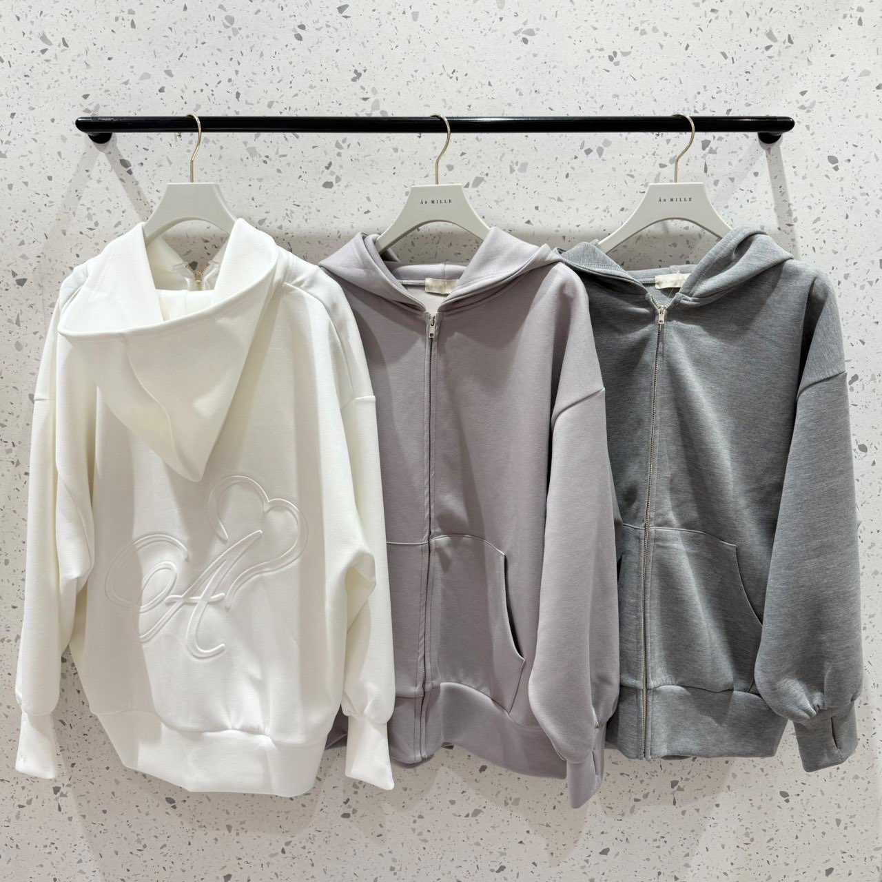 An MILLE エンボスロゴパーカー ホワイト 新作や再入荷商品続々