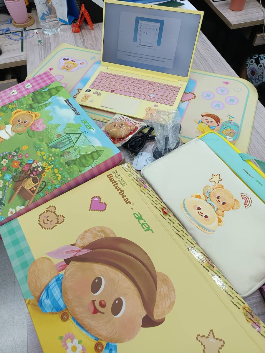 น้องเนยมาถึงมือมัมแล้ว  เห็นกล่องแล้วตกใจ  ใหญ่มาก  คนที่ทำงานมารุมดูกันใหญ่ มีแต่คำว่าน่าร้ากเต็มไปหมด #ButterBear #acerxbutterbear