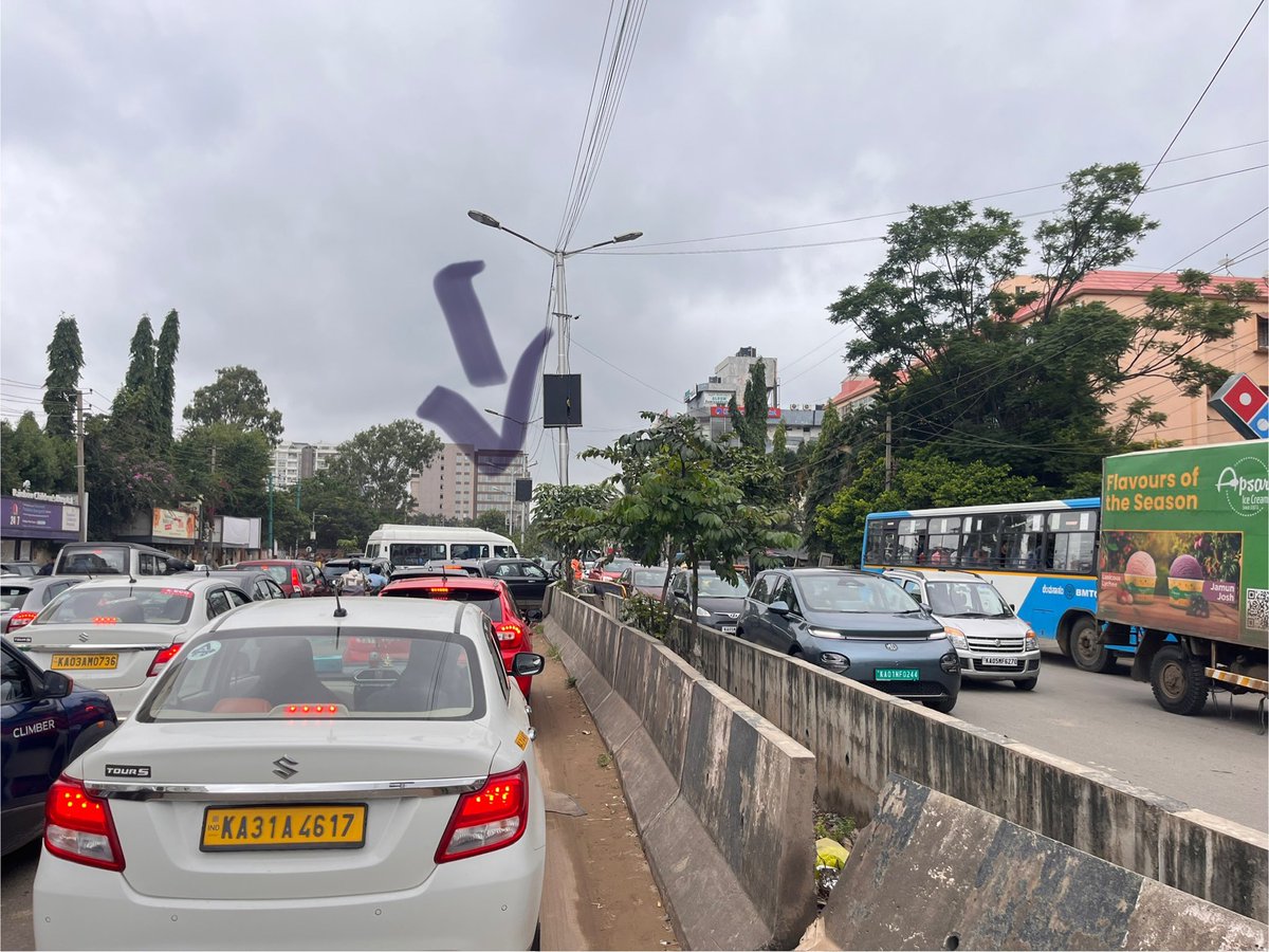 How on earth can 4 lanes merge into 1 at a right turn? And then the cops make it worse by asking  drivers to form 4 messy lanes! The right lane driver who’s actually turning right gets stuck. Pure nonsense. <a href="/blrcitytraffic/">ಬೆಂಗಳೂರು ಸಂಚಾರ ಪೊಲೀಸ್ BengaluruTrafficPolice</a>
