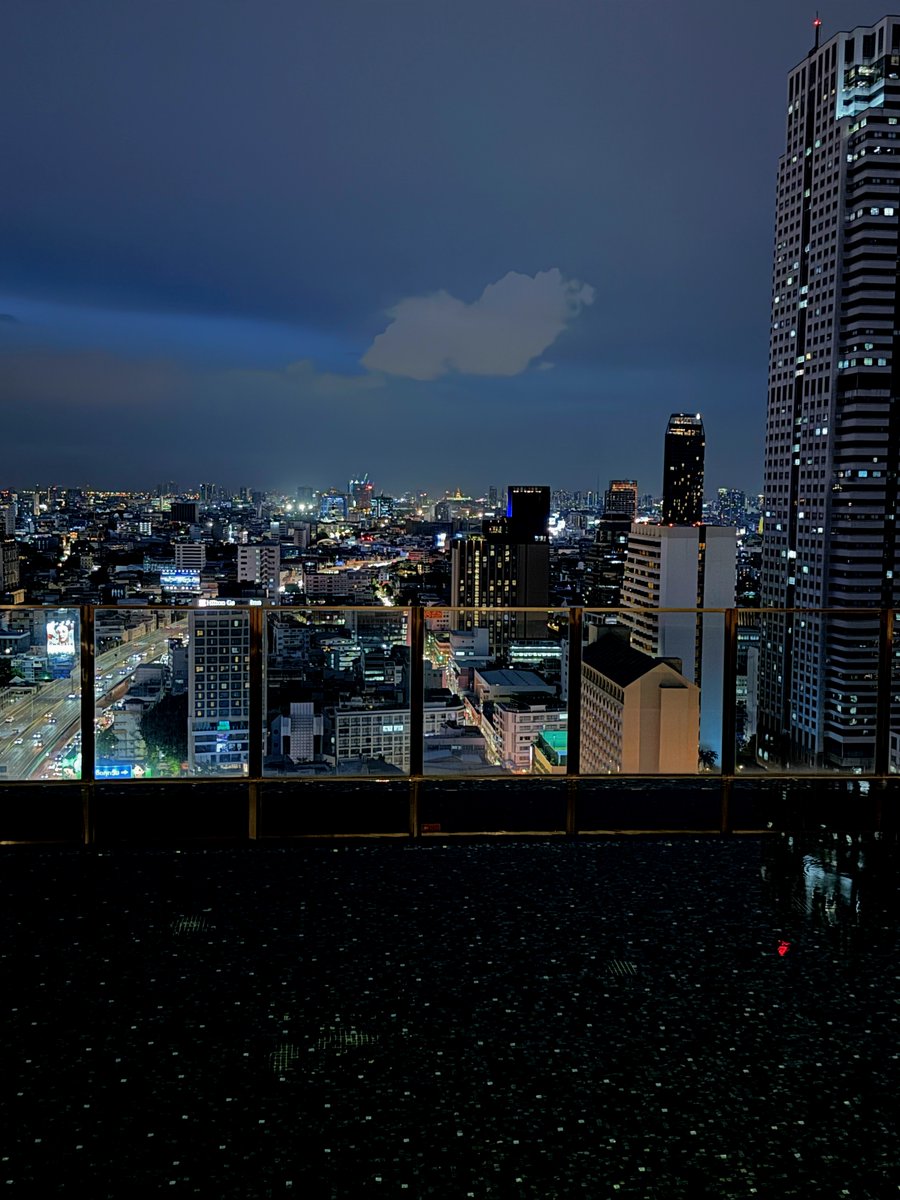 La pelicula High-Rise representa mi situación actual de condominio perfectamente. Solo se sale del edificio para ir al 7 Eleven.