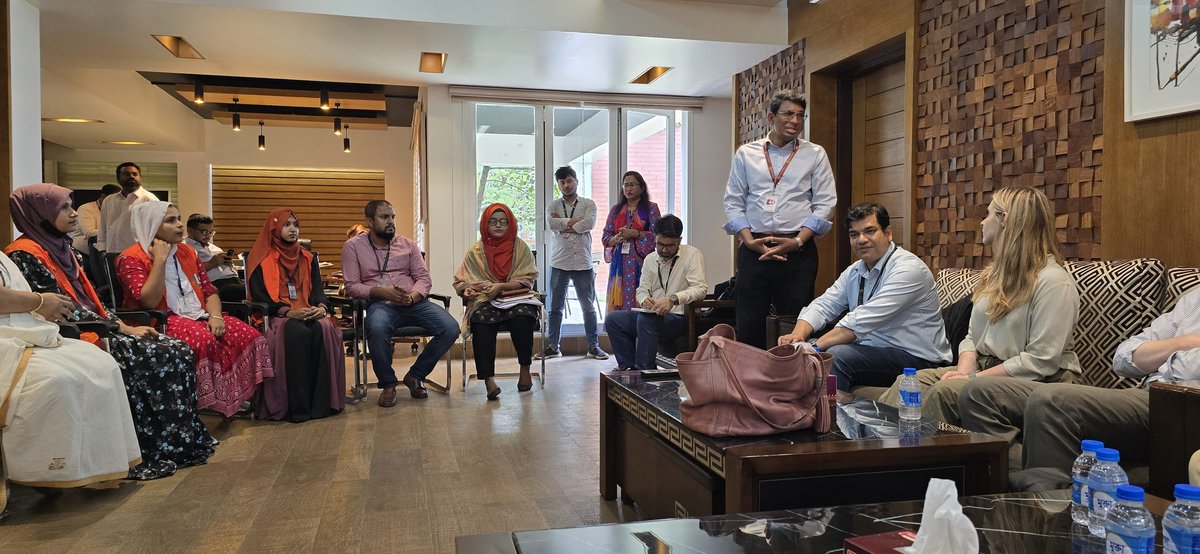 ilobangladesh's tweet image. A team of our development partners met #RMG workers to learn about the impact of @lLO&apos;s #BetterWork initiative.

They saw how we promote #DecentWork &amp;amp; better #LabourStandards in 🇧🇩 by:

🧕Encouraging women&apos;s participation
⛑️Ensuring safety
🛑Preventing harassment &amp;amp; discrimination