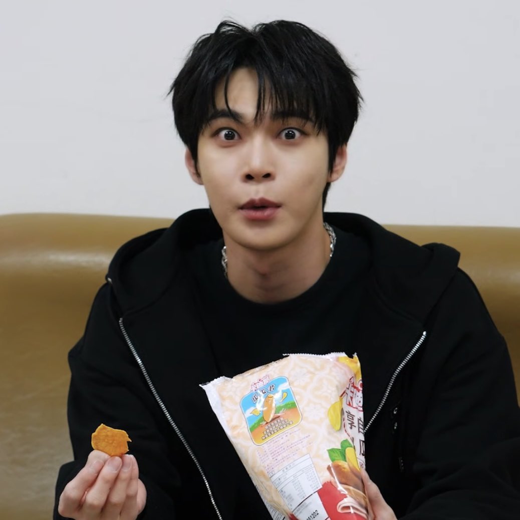 말린고구마 그거 진짜 맛있는데
어케 알고 주셨는진 모르겠지만 잘먹겠습니다.
역시 맛있으니깐 아시는거겠죠.