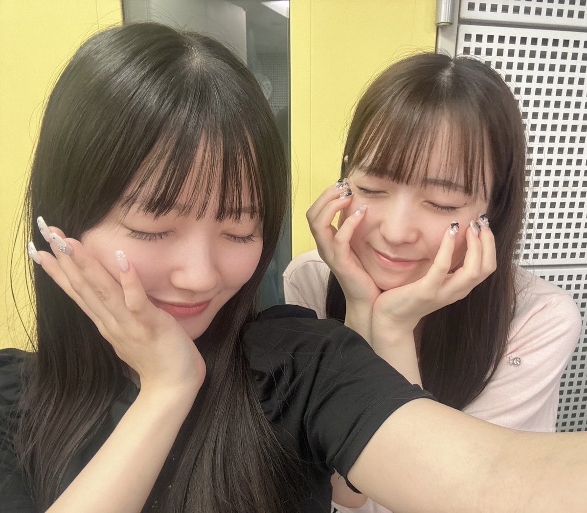 CUTIE STREET【Official】 (@cutie_street_) on Twitter photo ✨📻#きゅーラジ 第28回📻✨
毎週月曜22:00~冠ラジオ🌈
『CUTIE STREET♡KAWAII MAKERラジオ』
記念すべき第28回は…
🩵梅田みゆ <a href="/miyu_cs0913/">梅田みゆ(CUTIE STREET)</a>
🧡川本笑瑠 <a href="/emiru_cs0422/">川本笑瑠(CUTIE STREET)</a>
▼視聴は🫧
audee-membership.jp/cutiestreet/
ツアー初日の振り返り🪽
#CUTIESTREET #きゅーすと
#KAWAIIMAKER #きゅーてすと ✨📻#きゅーラジ 第28回📻✨
毎週月曜22:00~冠ラジオ🌈
『CUTIE STREET♡KAWAII MAKERラジオ』
記念すべき第28回は…
🩵梅田みゆ <a href="/miyu_cs0913/">梅田みゆ(CUTIE STREET)</a>
🧡川本笑瑠 <a href="/emiru_cs0422/">川本笑瑠(CUTIE STREET)</a>
▼視聴は🫧
audee-membership.jp/cutiestreet/
ツアー初日の振り返り🪽
#CUTIESTREET #きゅーすと
#KAWAIIMAKER #きゅーてすと