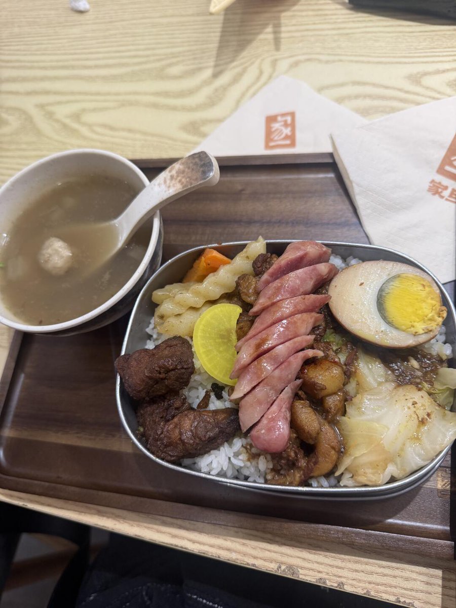 ランチを楽しんでたら、 お店の中にこんなに大きなカピバラがいて、すっごく可愛かった〜🥰
きっと、このお店のオーナーさんもすごくユニークな人なんだろうな😁