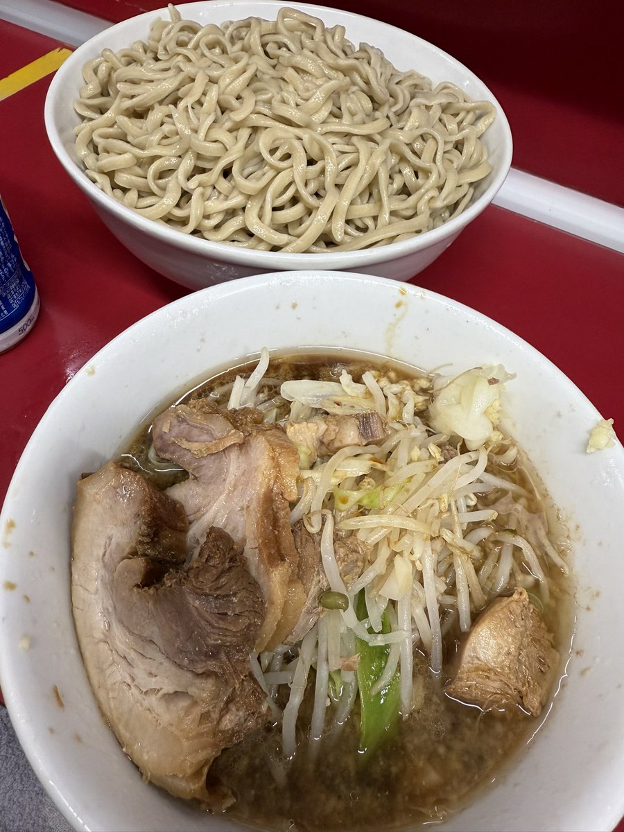 【ラーメン二郎 湘南藤沢店】#50
10:50の到着で待合室10人待ち。開店時には待合室2/3ほど。
朝の仕込を終わらした店主にご挨拶。麺あげヒロさん。
大ラーメンつけニンニク少なめヤサイカラメ
セカロのクリアな汁をカラメでチューニングするとヒロさんがモリモリに盛ったイケ麺を最後まで楽しめて最高！