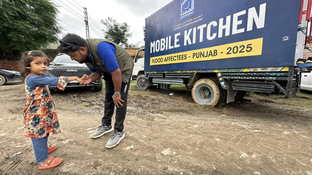 گنڈہ سنگھ، قصورپنجاب:
الخدمت کراچی ڈیزاسٹر مینجمنٹ ٹیم نے آج سیلاب سے شدید متاثرہ دیہاتوں میں ریلیف سرگرمیاں انجام دیں، جہاں متاثرہ خاندانوں کو پکا پکایا کھانا، صاف پانی، طبی امداد اور خیموں میں رہائش فراہم کی جا رہی ہے۔ 
#AlkhidmatDisasterManagement #FloodRelief #PakistanFloods