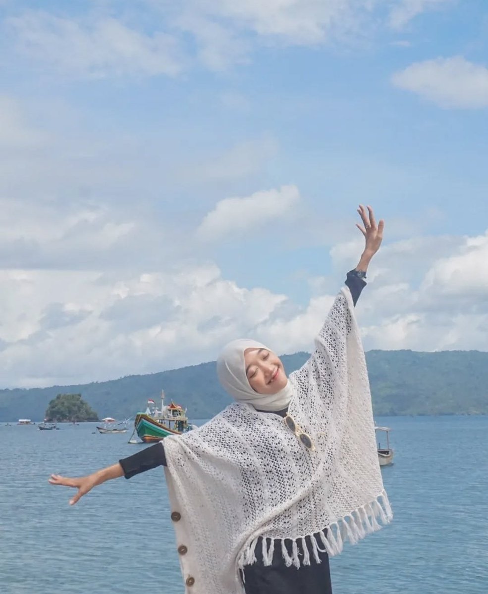 Ada yg lagi nyari outfit pantai jaring-jaring?? Dijual nihh tebel dan modelnya jarang, 85rb ajaa