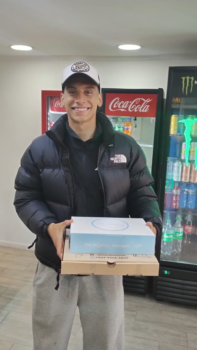 ManzorAros's tweet image. Martín Sarrafiore , feliz cobrando su premio del programa ⁦@EstacionCele⁩ @radiocarameloRancagua en La Marplatense .