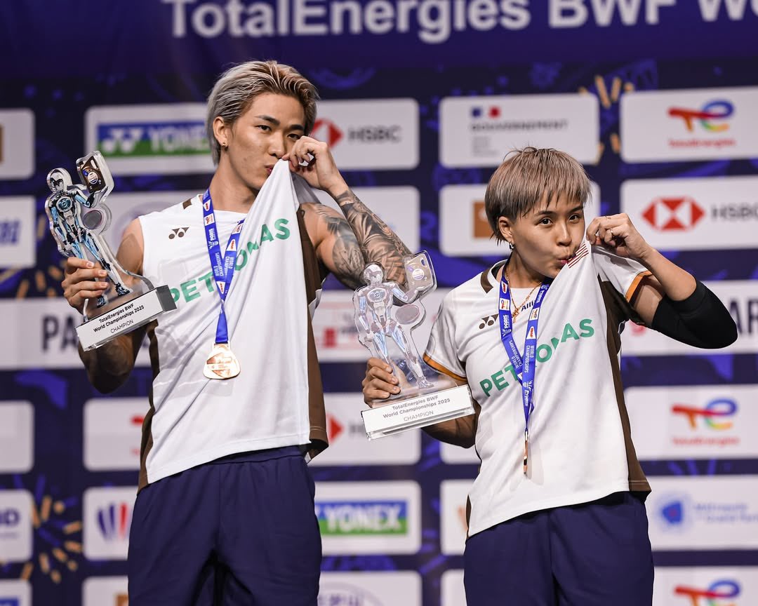 camille520r's tweet photo. Belated blessing because the past few days have been full of mixed emotions. Now I can finally clear my mind. Once again congratulations to our dearest world champion CHENTANGJIE and TOHEEWEI ❤️🥇Thank you for not giving up CHENTOH thank you for everything ❤️ https://t.co/TiEkgv0ipJ