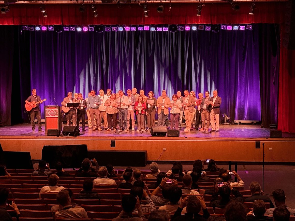 Hiro_Washi's tweet image. Provide remarks at IEEE #QuantumWeek 2025 (attracting 1,800+ registrations!) in Albuquerque, where the @ComputerSociety is one of the main sponsoring IEEE technical societies. Led by Hausi, we &quot;entangleed&quot; by singing &apos;Eight Days a Week,&apos; with Quantum! qce.quantum.ieee.org/2025/