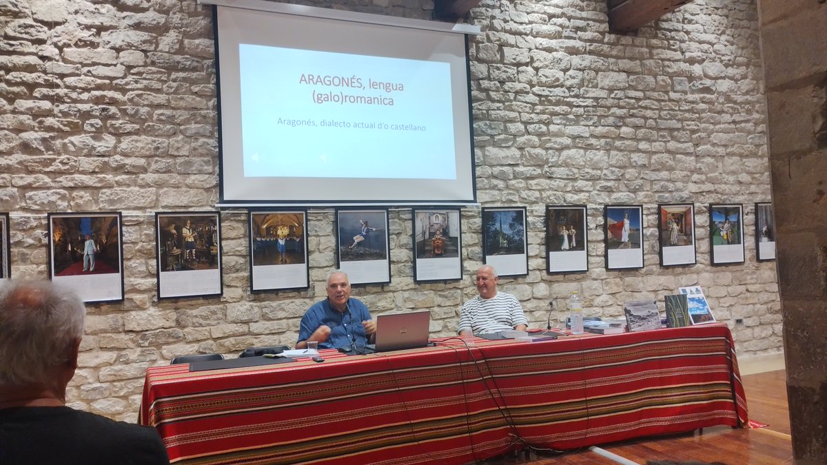 Interessant conferència de JOSEP LLUÍS CARBÓ sobre les semblances entre l'aragonès i els parlars dels Ports. Foto de David Rubio.