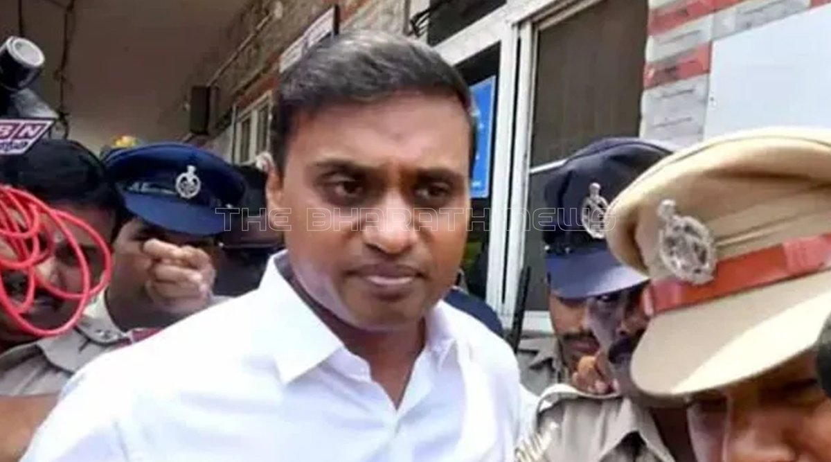 TheBharat_News's tweet image. ఎంపీ మిథున్‌రెడ్డి బెయిల్ పిటిషన్‌పై విచారణ

AP: ఆంధ్రప్రదేశ్ లిక్కర్ స్కామ్ కేసులో రిమాండ్ ఖైదీగా ఉన్న ఎంపీ మిథున్‌రెడ్డి మధ్యంతర బెయిల్ పిటిషన్‌పై ఈ రోజు ఏసీబీ కోర్టులో విచారణ జరగనుంది. 

ఉపరాష్ట్రపతి ఎన్నికల్లో ఓటు వేయడానికి అనుమతి కోరుతూ ఆయన ఈ పిటిషన్ దాఖలు చేశారు. 

అలాగే,…