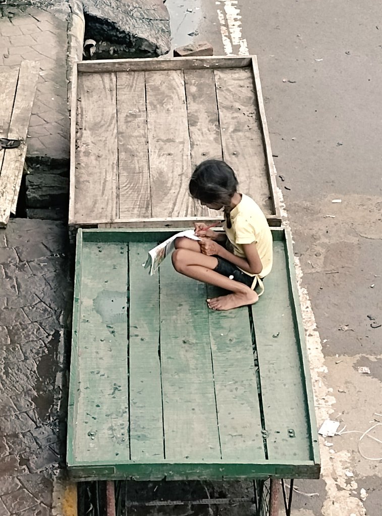 स्कूल नहीं, तो ठेला ही सही...पर पढ़ाई तो होगी।

यह तस्वीर हमारी शिक्षा व्यवस्था और समाज के सामने एक कड़वा सच लेकर आती है। जिस उम्र में एक बच्चे के हाथ में किताबें और कलम होनी चाहिए, उस उम्र में इस बच्ची को जीवन की जद्दोजहद में ठेले पर पढ़ाई करनी पड़ रही है।

हम कहते हैं "बेटी